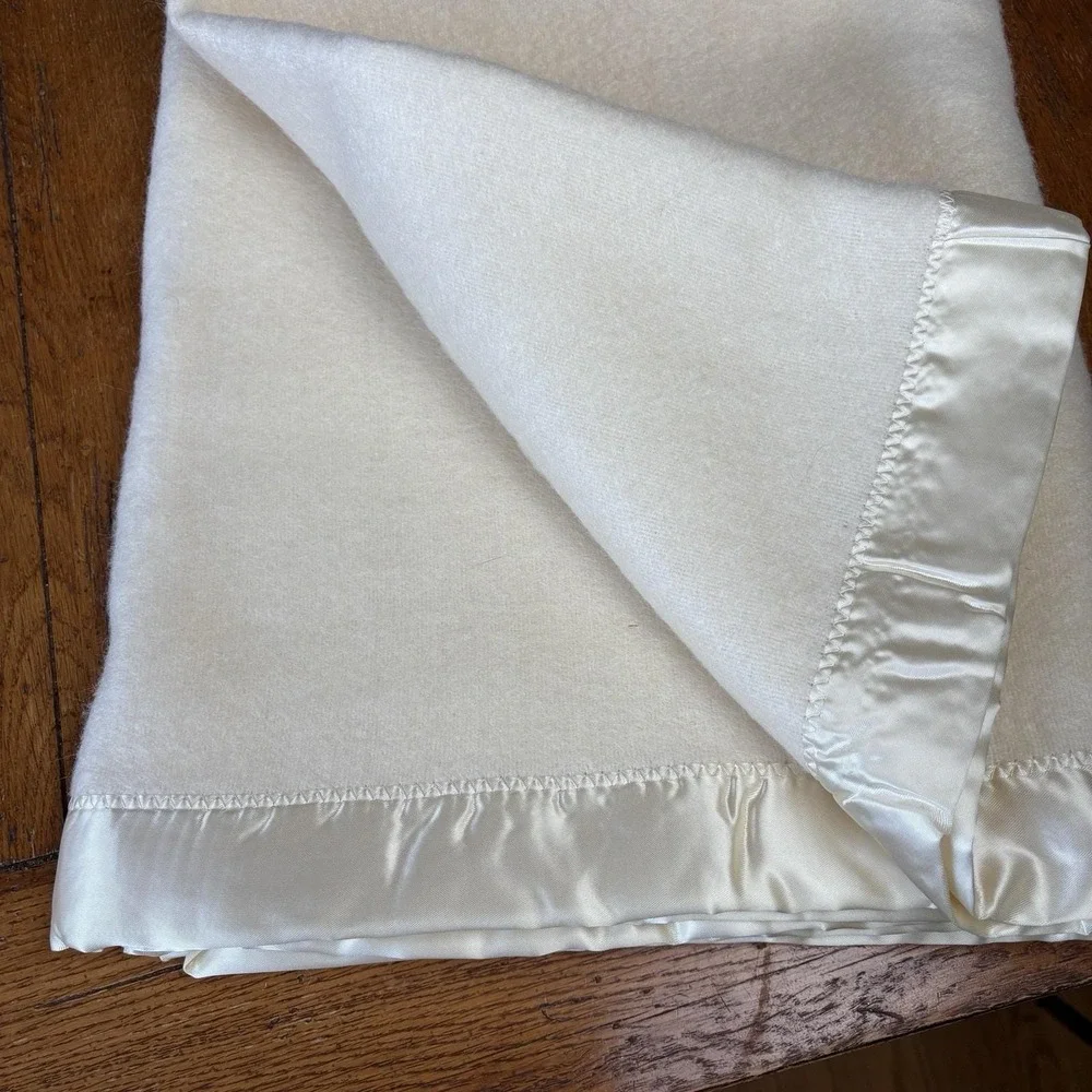 Vintage Blanket Baby Pepperelle White Wool Rayon Cotton  Satin Binding 1950s